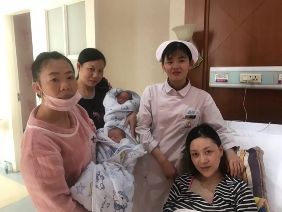 真愛(ài)婦產(chǎn)迎來(lái)雙胞胎公主，勇敢寶媽為愛(ài)堅(jiān)持順產(chǎn)