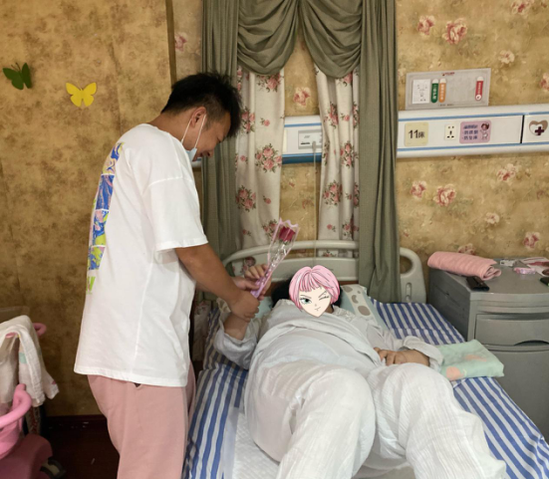 暖心！武漢仁愛醫(yī)院情人節(jié)送花送祝福