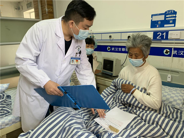 京都結石醫(yī)院為75歲老人保膽取出297顆結石